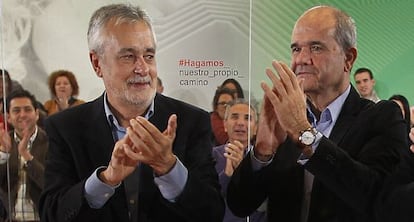 Griñán (a la izquierda) y Chaves en diciembre de 2011.