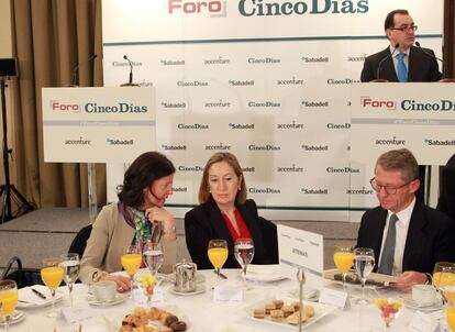 Blanca Montero Corominas, subdirectora general del Banco sabadell, Ana Pastor, ministra de Fomento, Vicente Moreno, presidente de accenture y Jorge Rivera director de Cinco Días.