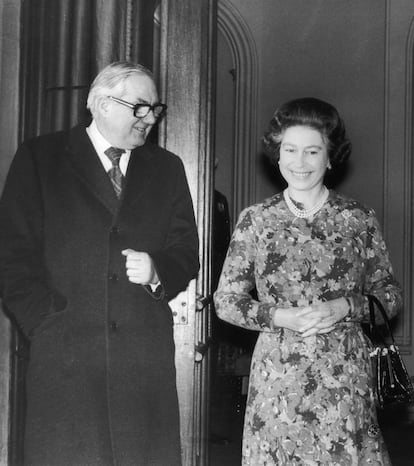 El primer ministro James Callaghan charla con Isabel II en el castillo de Windsor poco antes de un almuerzo celebrado el 12 de diciembre de 1977. Callaghan gobernara entre abril de 1976 y mayo de 1979.