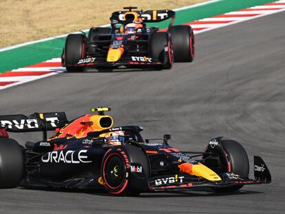 Sergio Pérez y Max Verstappen al mando de sus Red Bull durante una carrera de esta temporada.