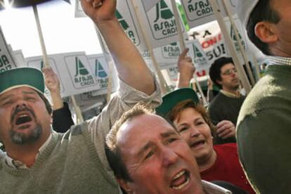 Agricultores, en la protesta de hoy en Madrid contra la subida del gasóleo.