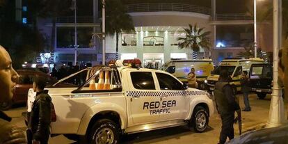 Fuerzas de seguridad egipcias frente al hotel Bella Vista, en la ciudad de Hurgada, este viernes.