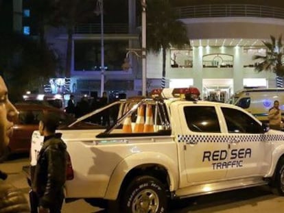 Fuerzas de seguridad egipcias frente al hotel Bella Vista, en la ciudad de Hurgada, este viernes.