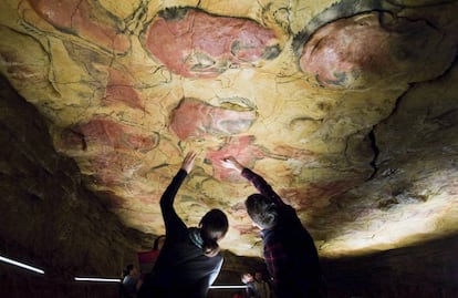 Unos turistas observan las pinturas rupestres en la réplica de las Cuevas de Altamira. 