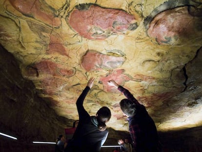 Unos turistas observan las pinturas rupestres en la réplica de las Cuevas de Altamira, situada en la localidad cántabra de Santillana del Mar. 