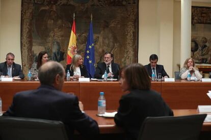 El presidente del Gobierno, Mariano Rajoy, acompañado de Juan Ignacio Zoido, ministro de Interior, mantiene un encuentro, en el Complejo de La Moncloa, con representantes de asociaciones y fundaciones de Víctimas del Terrorismo. 