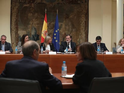 El presidente del Gobierno, Mariano Rajoy, acompañado de Juan Ignacio Zoido, ministro de Interior, mantiene un encuentro, en el Complejo de La Moncloa, con representantes de asociaciones y fundaciones de Víctimas del Terrorismo. 