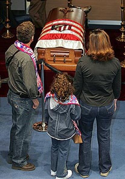 Aficionados del Atlético ante el féretro de Jesús Gil en la capilla ardiente instalada en el Vicente Calderón.
/ BERNARDO PÉREZ