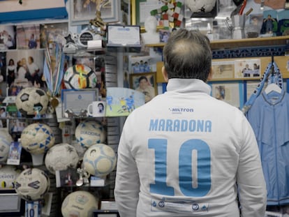 Massimo Vignati, organizador del museo familiar sobre Maradona en Nápoles.