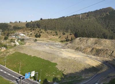 Vista de los terrenos de Alonsotegi donde se preveía levantar la planta presentada por el grupo Afer, junto a la autovía del Cadagua.