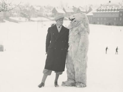 La fascinante colección de retratos de mediados del siglo XX con personas vestidas de osos polares