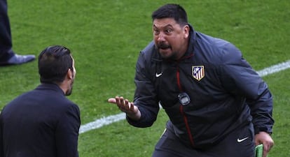 German &quot;El Mono&quot; Burgos (R) y Diego Simeone tras el partido del Barcelona. 