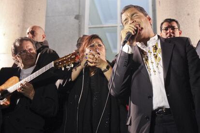 Rafael Correa ha pronunciado un discurso de 15 minutos y después ha dado un concierto de tres cuartos de hora. Se ha unido al grupo tradicional que amenizaba la velada y ha cantado un repertorio de clásicos ecuatorianos.