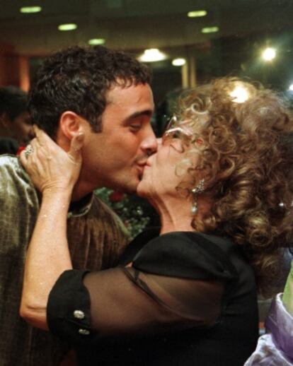 Marujita Díaz besa a su entonces novio Dinio García.