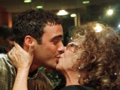 Marujita Díaz besa a su entonces novio Dinio García.