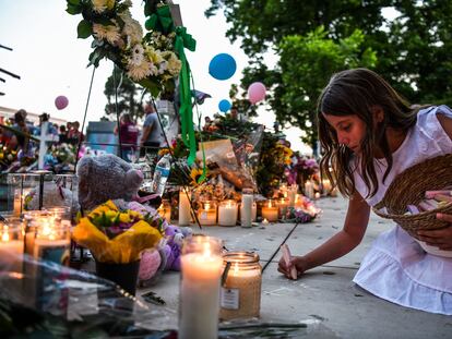 La niña Alanna de León escribía este viernes un mensaje en el suelo a su amiga Annabelle Rodríguez, víctima de la matanza en Uvalde (Texas).