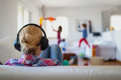 Una madre y sus hijos, en un salón de una casa.