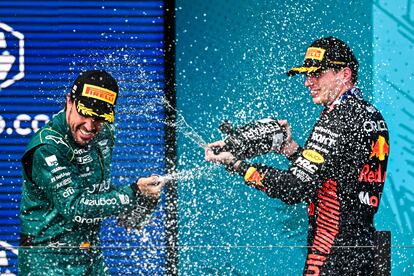 Max Verstappen y Fernando Alonso celebran el podio conseguido en el GP de Miami el pasado domingo.