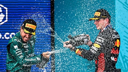 Max Verstappen y Fernando Alonso celebran el podio conseguido en el GP de Miami el pasado domingo.