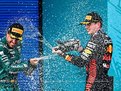 Max Verstappen y Fernando Alonso celebran el podio conseguido en el GP de Miami el pasado domingo.