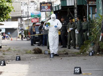 Agentes de la policía acordonan la zona para recoger pruebas tras la explosión de una bomba en Hua Hin (Tailandia).