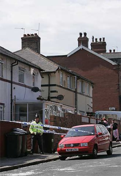 Un policía monta guardia en una vivienda de Leeds.