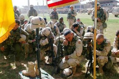 Soldados estadounidenses homenajean a un compañero muerto en Bagdad en 2003.