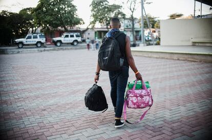Un cubano con sus maletas preparandose para salir hacia el aeropuerto.