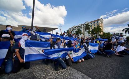 Manifestantes protestan tras refugiarse en un centro comercial, en Managua.