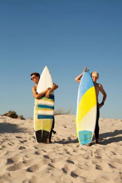 Surferos en una playa de Peniche, al norte de Lisboa (Portugal).