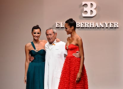 Elio Berhanyer, junto a dos modelos en un desfile en Madrid en septiembre de 2010.