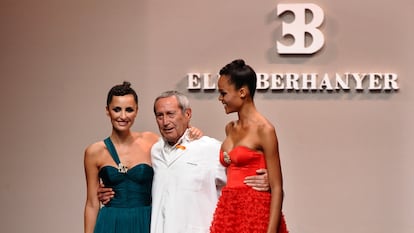 Elio Berhanyer, junto a dos modelos en un desfile en Madrid en septiembre de 2010.