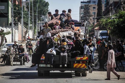 Un grupo de palestinos llega al campo de refugiados de Yabalia el pasado 12 de octubre.