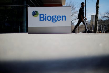 Un cartel de una instalación de Biogen en Cambridge, Massachusetts (EE UU), en marzo de 2020.