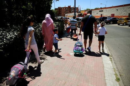 La alta natalidad se explica, en parte, por los numerosas personas inmigrantes de esta ciudad, un 25%, la mayoría de Marruecos. Eso se nota especialmente en colegios del casco viejo de Parla donde hay clases enteras con hijos de inmigrantes.