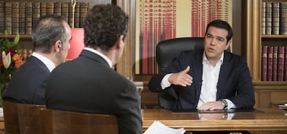 El primer ministro griego, Alexis Tsipras, durante la entrevista en la cadena p&uacute;blica helena.