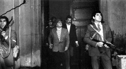 Última imagen del presidente chileno Salvador Allende, en el exterior del Palacio de La Moneda, acompañado del Grupo de Amigos del Presidente (GAP), su servicio de guardia personal, durante el golpe de Estado el 11 de septiembre de 1973.