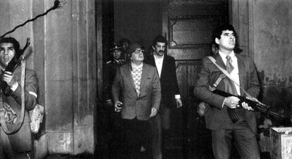 Última imagen del presidente chileno Salvador Allende, en el exterior del Palacio de La Moneda, acompañado del Grupo de Amigos del Presidente (GAP), su servicio de guardia personal, durante el golpe de Estado el 11 de septiembre de 1973.