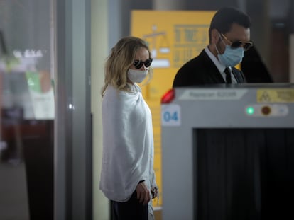 Angela Dobrowolski y su letrado Jorge Albertini, dentro de los juzgados de Hospitalet de Llobregat en octubre de 2020 como investigada por un supuesto intento de asesinato.