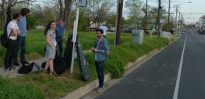 "Camino al primer concierto de este año en Austin, la fiesta de Paw Paw Records. Algún día tendremos nuestro propio autobús del estrellato..."