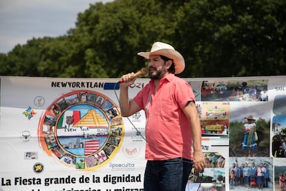 Marco Antonio Castillo miembro del personal de la Red de Pueblos Nacionales, se dirige a la multitud en New York Tlan en Randall's Island, Nueva York, el 11 de agosto de 2024.