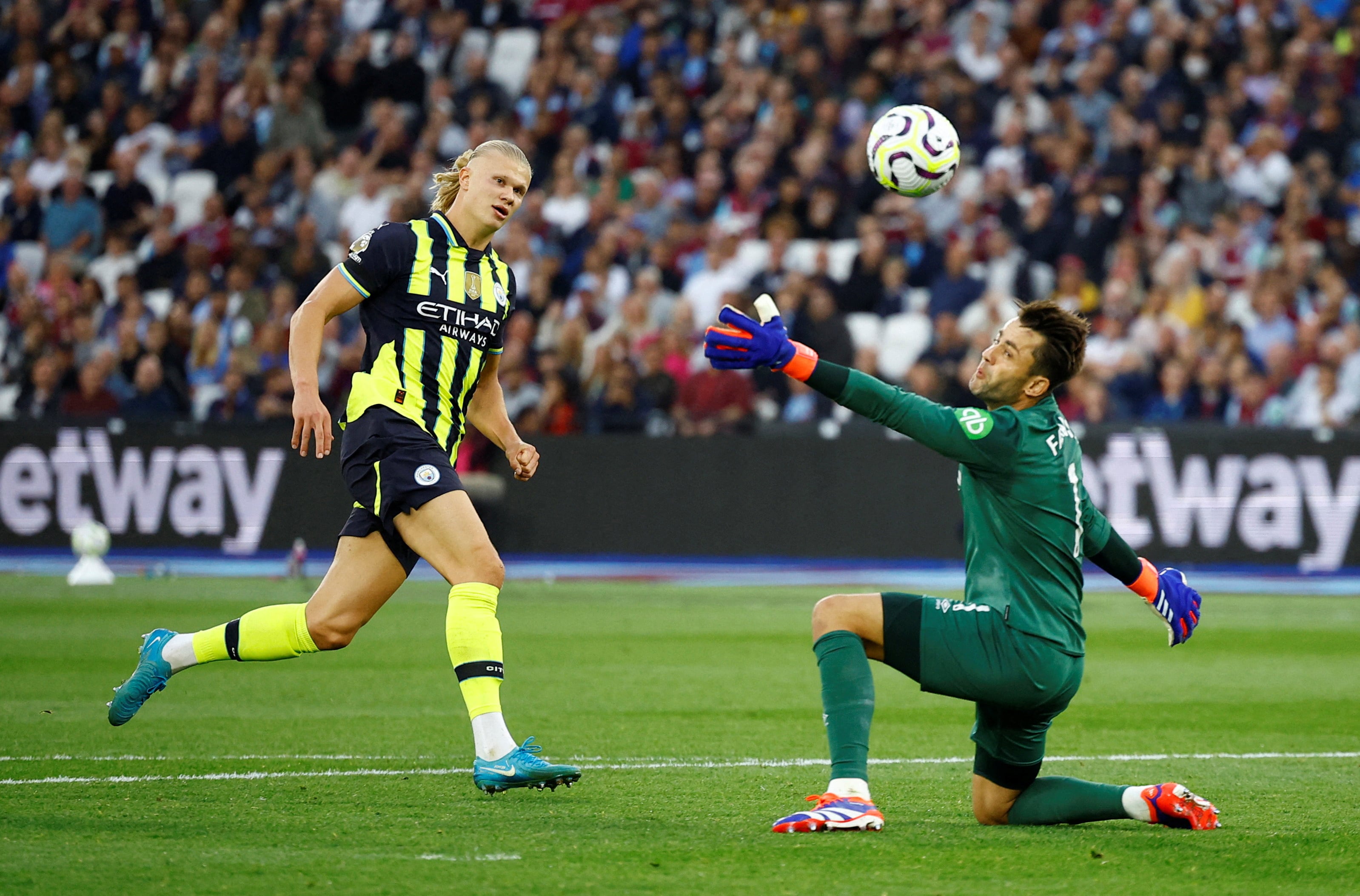 Haaland mete siete goles en tres partidos y el City vuela en la Premier 