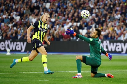 Erling Haaland mete el tercer gol del City ante Areola, el portero del West Ham.