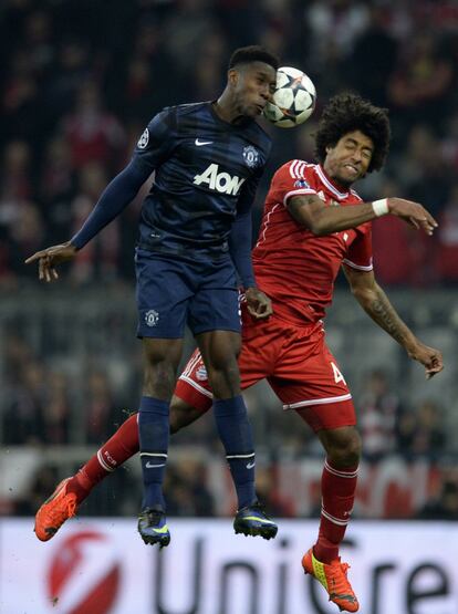 Dante y Danny Welbeck durante el encuentro. 