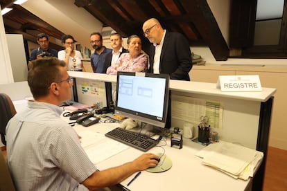 Junts pel Sí i la CUP registren la proposició de llei de referèndum al Parlament.