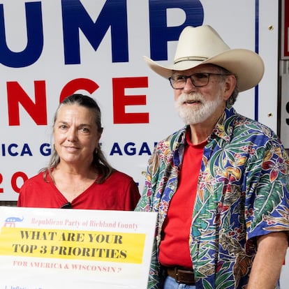 Ann Declene y Bruce Taylor atendían la mesa del Partido Republicano en la feria del condado de Richland, Wisconsin, el pasado 5 de septiembre.