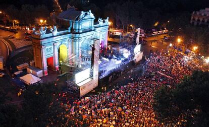 Ambiente en la madrileña Plaza de la Independencia, con la Puerta de Alcalá en el centro, durante el momento del seguimiento de las votación de la Olimpiada de 2020.