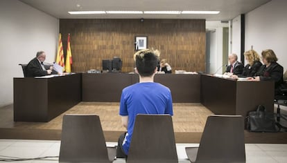 O youtuber ReSet diante da juíza na Cidade da Justiça de Barcelona.