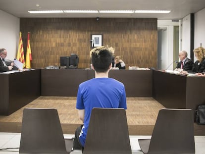 O youtuber ReSet diante da juíza na Cidade da Justiça de Barcelona.