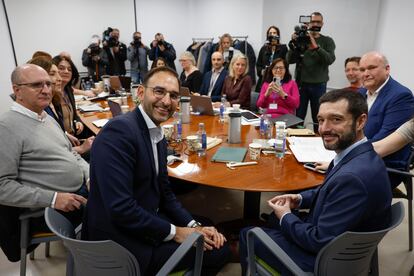 El ministro de Derechos Sociales, Consumo y Agenda 2030, Pablo Bustinduy (derecha), durante la reunión ejecutiva de la Organización Europea del Consumo (BEUC), celebrada esta mañana en Madrid.